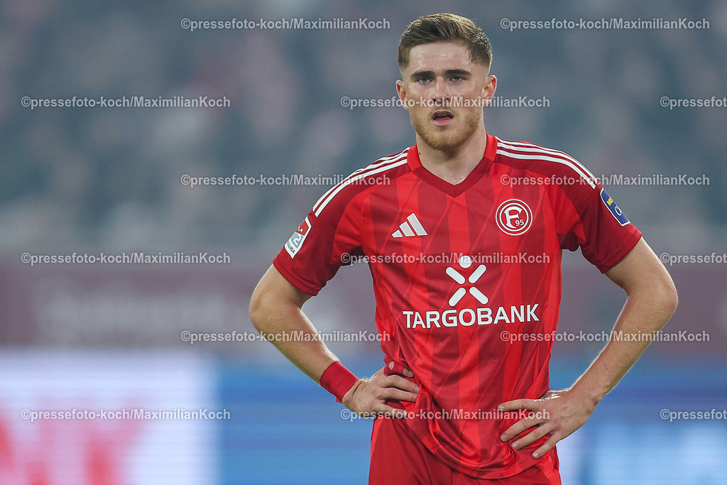 Due0911240109602140 | 09.11.2024, Fußball, Fortuna Düsseldorf - SC Paderborn 07, 2. Bundesliga, Merkur Spiel-Arena, Saison 2024 2025: Tim Rossmann (Fortuna Düsseldorf #21) DFB regulations prohibit any use of photographs as image sequences and or quasi-video.