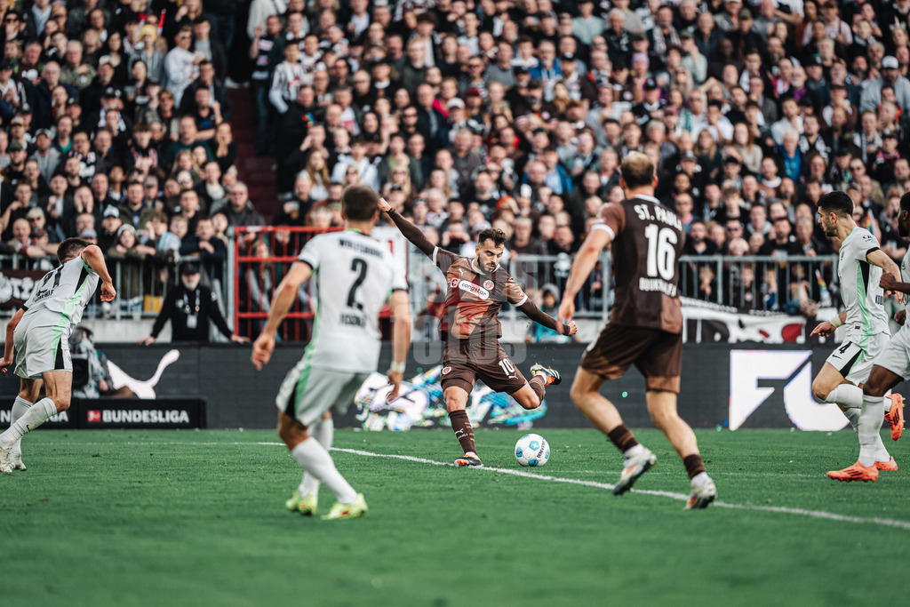 Fußball | Männer | Saison 2024/2025  | Fußball-Bundesliga | 8. Spieltag | FC St. Pauli vs. VfL Wolfsburg | 26.10.2024 | Danel Sinani (#10, FC St. Pauli) beim Torschuss