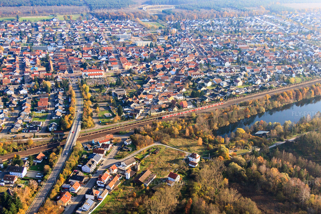 Luftbild: Brücke der Huttenheimer Landstr über die Bahnlinie am Prestelsee im Ortsteil Neudorf in Graben-Neudorf im Bundesland Baden-Württemberg in Deutschland. Foto: IMG_61034.jpg vom 18.11.2013 durch Werner Riehm/FLY-FOTO.deAuflösung des Originals: 4752 x 3168 px