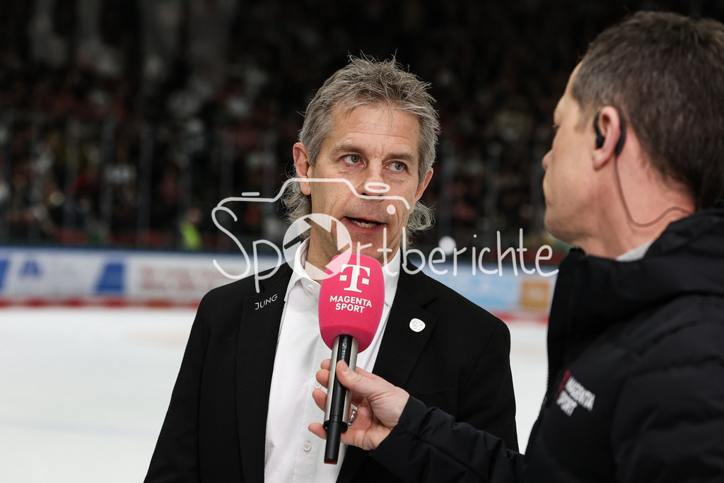 Augsburger Panther - EHC RB München | AEV Sportmanager Duanne MOESER beim Interview von Magenta Sport / MagentaSport