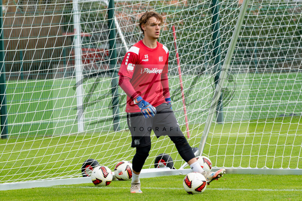 20260909_TRAOSN_0399 | Fußball, Herren: Torhüter Lowe Bjerlestam (VfL Osnabrück) in Aktion, am Ball, Einzelaktion beim Training des VfL Osnabrück am 09.09.2026 im Sportpark Illoshöhe in Osnabrück, Deutschland.(Foto von Nico Paetzel) - Realisiert mit Pictrs.com