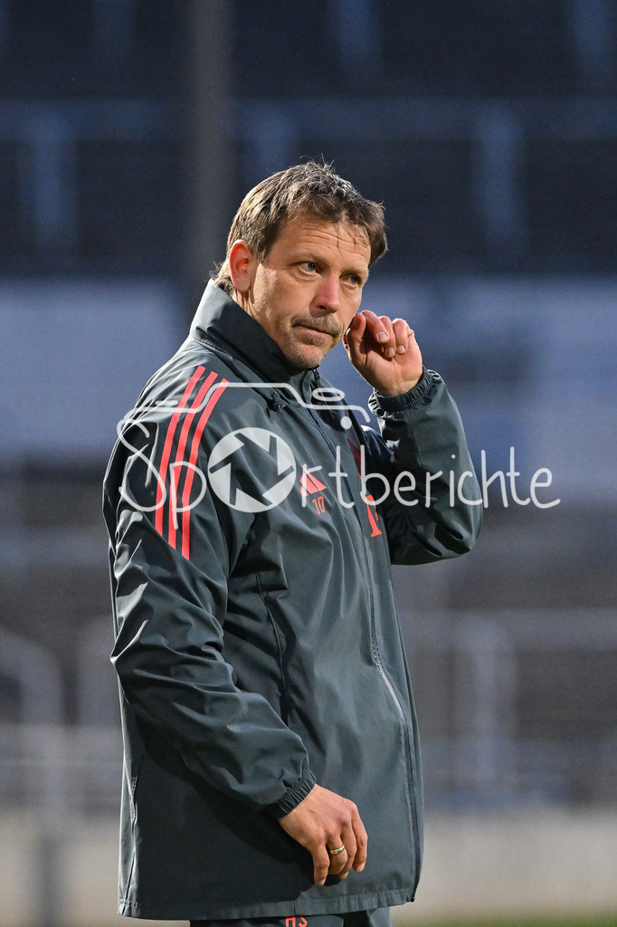 FC Bayern Amateure - SpVgg Ansbach | MUNICH, GERMANY - 17. APRIL: im Bild Holger SEITZ Cheftrainer FC Bayern München II / Einzelfoto / Freisteller während dem Match zwischen den Amateuren des FC Bayern München und der SpVgg Ansbach am 29. Spieltag der Regionalliga Bayern im Grünwalder Stadion