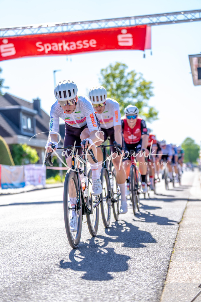 Spurt in den Mai 2026 - Großer Preis der Sparkasse Neuss | Annual one-day road cycling race "Großer Preis der Sparkasse Neuss" held in Büttgen, Germany, organized by VfR Büttgen 1912 e.V. The event features multiple races across all age categories from U11 youth to Elite men. - Realisiert mit Pictrs.com