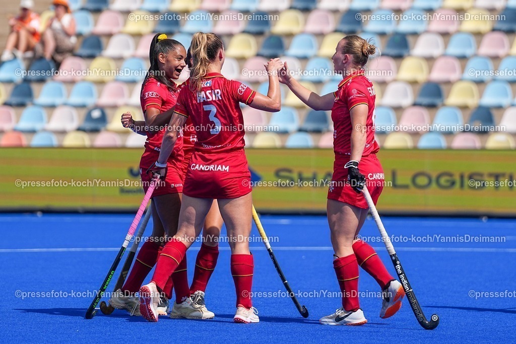 xydrx13082502004 | 13.08.2025, xydrx, Frauen EuroHockey Championship 2025, Gruppenphase, Gruppe B, Belgien - Schottland, Sparkassenpark Mönchengladbach: Torjubel nach dem Tor zum 2:0 für die Belgische Feldhockey Nationalmannschaft durch Torschütze Ambre Ballenghien (BEL #30) zusammen mit Justine Rasir (BEL #3) und Charlotte Englebert (BEL #6)