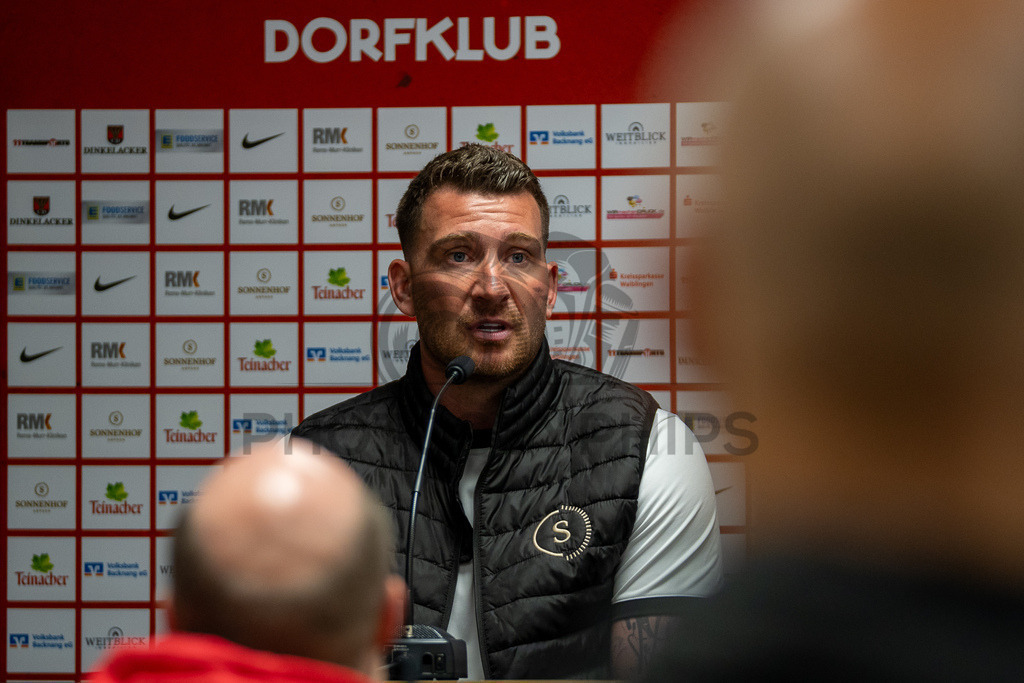 SG Sonnenhof Großaspach vs. SGV Freiberg, Fussball, Regionalliga Suedwest, 30. Spieltag, 22.04.2026 | Pascal Reinhardt (Trainer SG Sonnenhof Großaspach) bei der Pressekonferenz,SG Sonnenhof Großaspach vs. SGV Freiberg, Fussball, Regionalliga Suedwest, 30. Spieltag, 22.04.2026