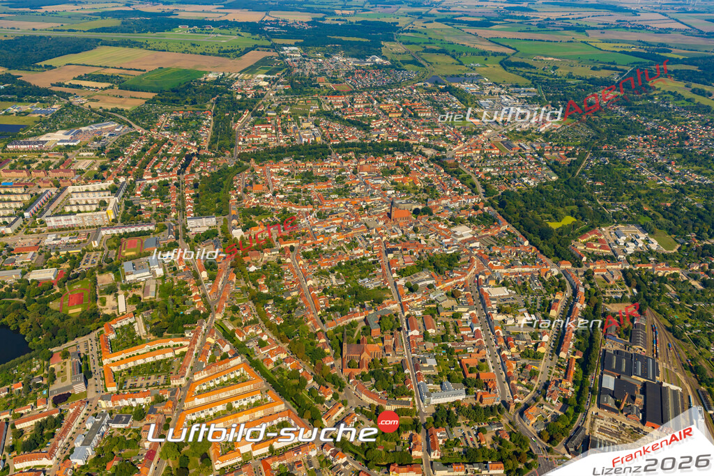 Altstadt Stendal Bild- Das Luftbild wurde 2025 vom UL-Flugzeug heraus erstellt ( keine Drohne bzw. Drohnenaufnahme ) - Hochauflösende Luftaufnahme -Nicht vergleichbar mit Google Maps oder Satelittenbilder- Die Geschenkidee !Mit Lizenz und Bildrechte bestellbar - CC