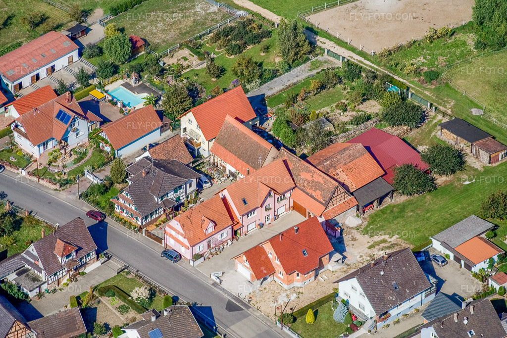 Aerial view: Rue Principale from the south in Schleithal in the state Bas-Rhin, France. – Photo: IMG_13599.jpg taken on 09/28/2008 by Werner Riehm/FLY-FOTO.com – Resolution of the original: 3356 x 2237 px