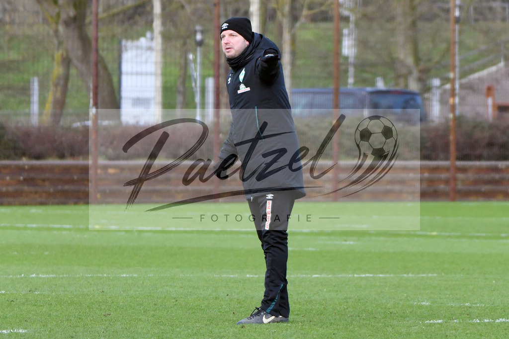 20200212_TRASVW_0091 | Fussball, Herren: Trainer Florian Kohfeldt (SV Werder Bremen) gestikuliert waehrend der Trainingseinheit des SV Werder Bremen auf dem wohninvest Weserstadion Trainingsplatz am 12.02.2020 in Bremen, Deutschland. - Realisiert mit Pictrs.com