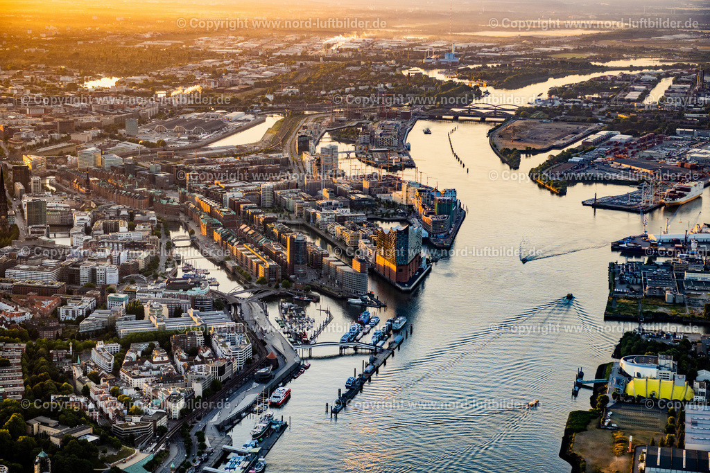 Hamburg_Speicherstadt_im_Sonnenaufgang_ELS_6376100822 | HAMBURG 10.08.2022 Konzerthaus Elbphilharmonie im Sonnenaufgang in der Hafencity in Hamburg, Deutschland. // Elbphilharmonie concert hall at sunrise in Hafencity in Hamburg, Germany. Foto: Martin Elsen