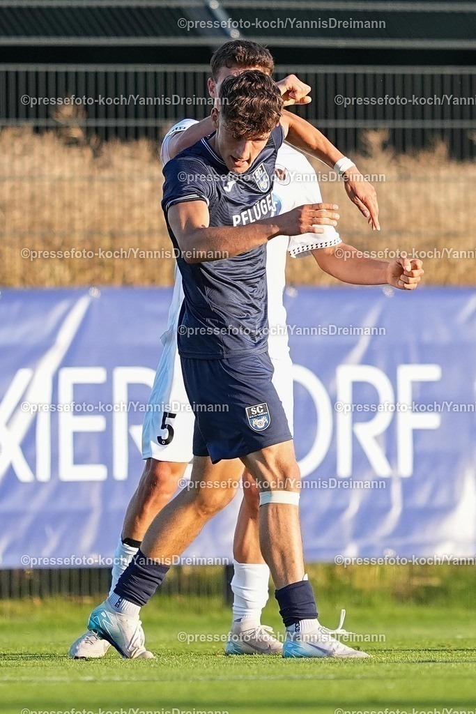 xYDR04072501073 | 04.07.2025, xydrx, Fußball, FC Viktoria Köln - SC Wiedenbrück, Testspiel, Trainingsplatz Pohlstadtsweg: Leonhard Muenst (Viktoria Köln #5) schlägt Benjamin Friesen (SC Wiedenbrück #22)