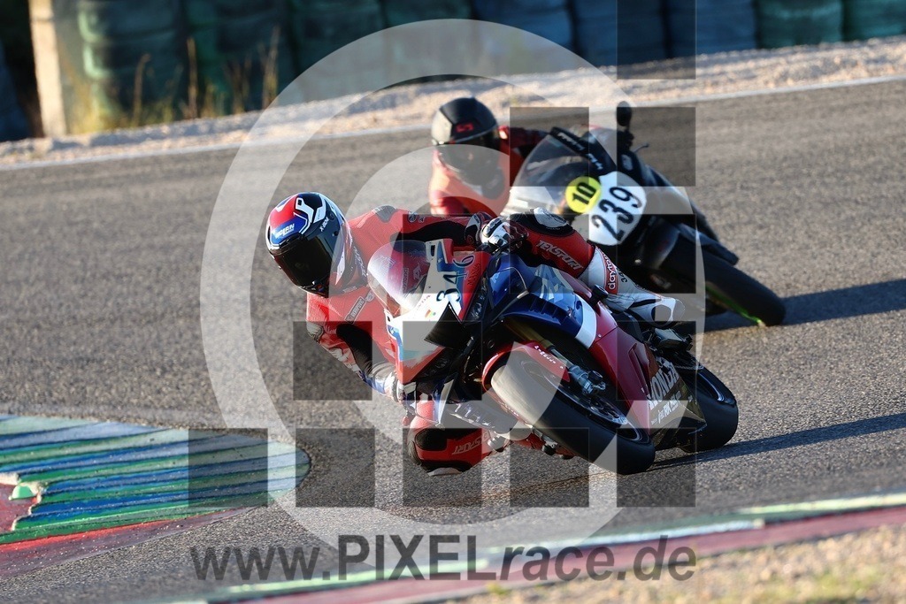 0346-20241227_11261 | Schöne Erinnerungen an spannende Momente - das festzuhalten ist unser Job. PIXELrace.de ist seit 2003 auf den Rennstrecken Europas unterwegs um die Action draußen beim Fahren und die wunderbare Stimmung imm Fahrerlager für euch einzufangen.