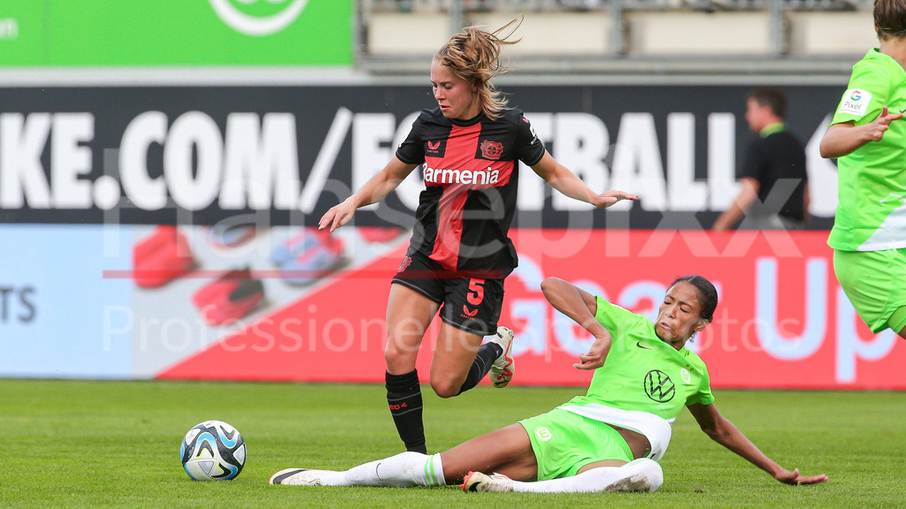 Fussball, Google Pixel Frauen-Bundesliga, VfL Wolfsburg - Bayer 04 Leverkusen | v.li.: Janou Levels (Bayer 04 Leverkusen, 5) und Sveindis Jonsdottir (VfL Wolfsburg, 23) im Zweikampf, Duell, Dynamik, Aktion, Action, Spielszene, DIE DFB-RICHTLINIEN UNTERSAGEN JEGLICHE NUTZUNG VON FOTOS ALS SEQUENZBILDER UND/ODER VIDEOÄHNLICHE FOTOSTRECKEN. DFB REGULATIONS PROHIBIT ANY USE OF PHOTOGRAPHS AS IMAGE SEQUENCES AND/OR QUASI-VIDEO.