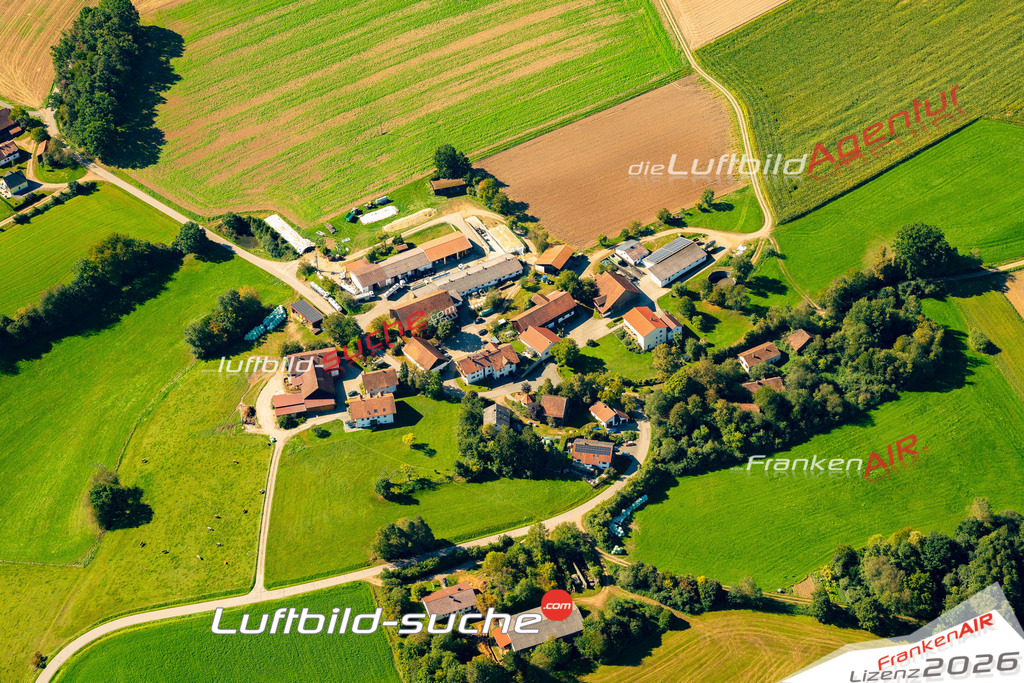 Das Luftbild zeigt : Trasching Roding - Die Luftaufnahme wurde 2023 vom UL-Flugzeug aus erstellt ( keine Drohne ) - Hochauflösende Luftaufnahme - Für grossformatige Ausdrucke geeignet. Die Geschenkidee !Mit Lizenz und Bildrechte bestellbar