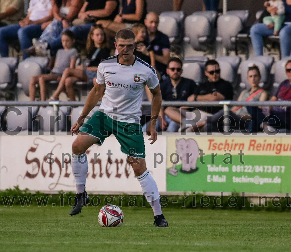 2023-08-18_122_FC_Schwaig_gegen_TSV_Kastl | Oberding, Deutschland, 18.08.2023:
Fußball, Landesliga Südost 2023 / 2024, 7. Spieltag, FC Schwaig gegen TSV Kastl, Endergebnis: 2:2

Nils Wölken (FC Schwaig, #8)

Foto: Christian Riedel / fotografie-riedel.net