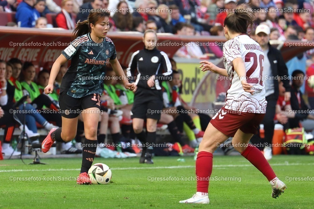 xSSC09032501017 | 09.03.2025, xsscx, Frauen Fußball, 1. FC Köln - FC Bayern München, 1. Fußball Bundesliga, 16. Spieltag, RheinEnergie-STADION, Saison 2024 2025: Momoko Tanikawa (FC Bayern München 18) im Zweikampf gegen Martyna Wiankowska (1. FC Köln 26) DFB regulations prohibit any use of photographs as image sequences and or quasi-video.