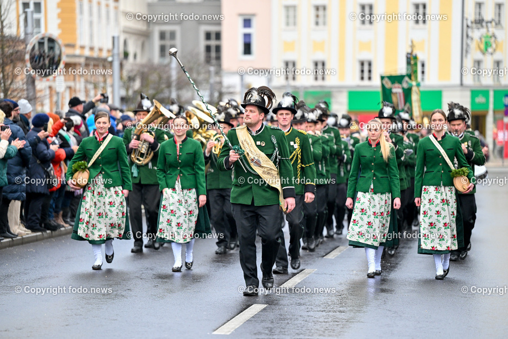 Neujahrschnalzen_ Aperschnalzen 2024_ 01.01.2024-7 | 01.01.2024, Promenade Linz, AUT, Landhaus im Bild Neujahrschnalzen 2024, Turmblaeser, Prangerschuetzen, Tradition, Brauchtum, Blasmusik, Peitschen, Trachtenverein Altstaedter Bauerngmoa, Promenade, Landhaus, Turm, Linz, Orts- und Bauernmusi St. Wolfgang
