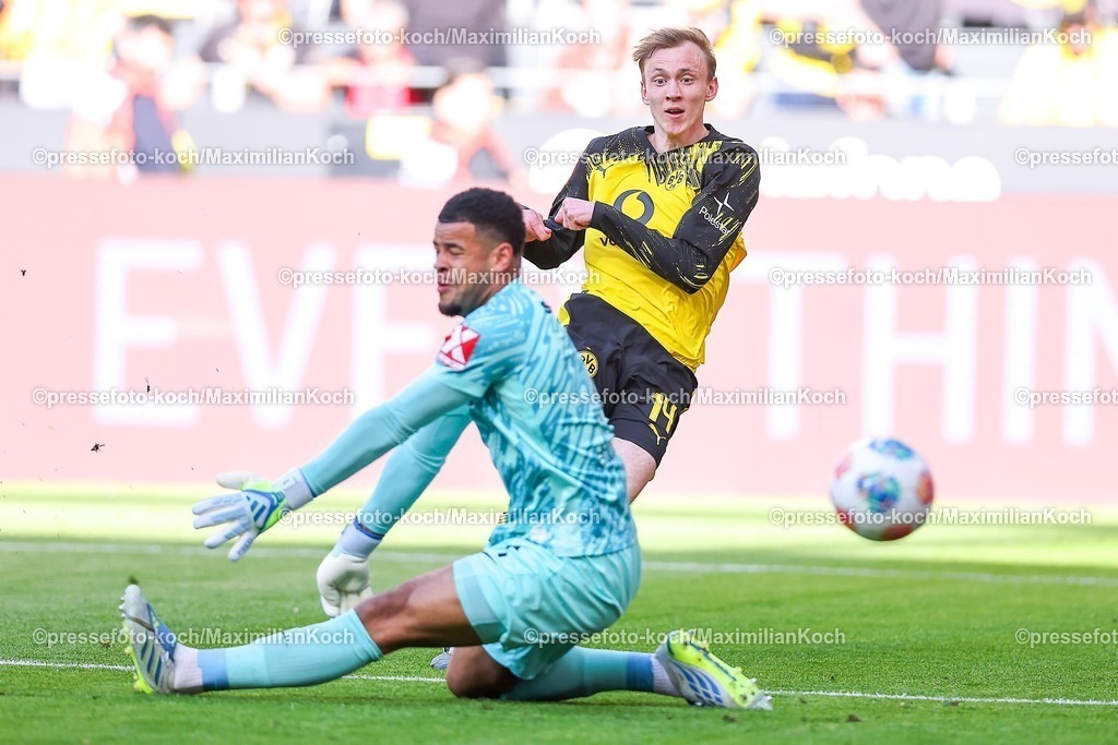 BVB26042601007 | 26.04.2026, Fußball, Borussia Dortmund - SC Freiburg, 1. Fußball Bundesliga, 31. Spieltag, Signal Iduna Park, Saison 2025 2026: Torschuss Treffer Schuss gegen Torwart Noah Atubolu&nbsp;(SC Freiburg #01) beim Tor zum 1:0 durch Torschütze Maximilian Beier&nbsp;(BVB #14)  zusammen mit   DFB regulations prohibit any use of photographs as image sequences and or quasi-video.