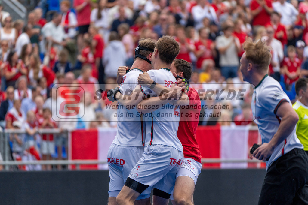 Final4_20250601-1510-HK108706 | Krefeld, Deutschland, 01.06.2025:  Feldhockey Final4 2025 – „Deutsche Feldhockey-Meisterschaften 2025“ Crefelder HTC - Rot-Weiss Köln (Finale Herren) im Gerd-Wellen-Hockeyanlage am 01.06.2025 in Krefeld, Deutschland. (Foto von Kramhöller/Fehrmann/Kaste)Krefeld, Germany, 01.06.2025: Feldhockey Final4 2025 – „Deutsche Feldhockey-Meisterschaften 2025“ Harvestehuder HTC - Düsseldorfer HC (Finale Damen) in Gerd-Wellen-Hockeyanlage at 01.06.2025 in Krefeld, Deutschland. (Foto from Kramhöller/Fehrmann/Kaste)