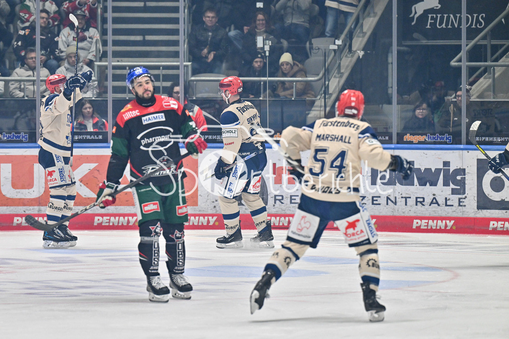 Augsburger Panther - Schwenninger Wild Wings | Jubel der Gaeste nach dem Treffer zum 0-1 durch Zach SENYSHYN (Schwenninger Wild Wings 89) / Happy / Tor / Freude / torschuetze / DEL: Augsburger Panther - Schwenninger Wild Wings, Curt Frenzel Stadion am 24.01.2025