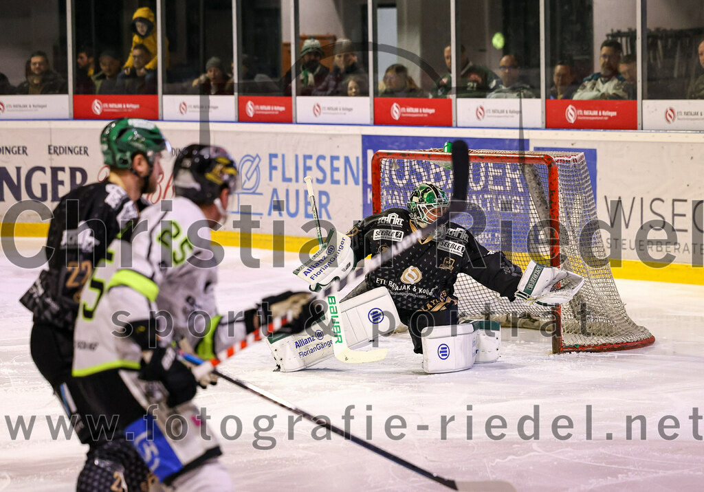 2024-02-16_013_TSV_Erding_gegen_ERSC_Amberg | Erding, Deutschland, 16.02.2024:
Eishockey, Bayernliga Playoffs 2023 / 2024, 1. Spieltag, TSV Erding gegen ERSC Amberg, Endergebnis: 1:2

Torwart Dimitri Pätzold (Erding Gladiators, #32)

Foto: Christian Riedel / fotografie-riedel.net