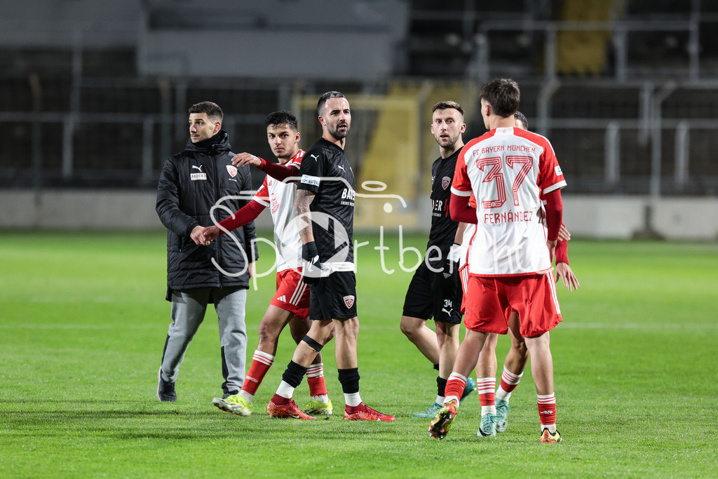 FC Bayern Amateure - TSV Buchbach | nach der Partie gibt es noch diskussionen zwischen Kevin HINGERL (TSV #7) und Javier FERNANDEZ GONZALEZ (FCB #37) / Rudelbildung