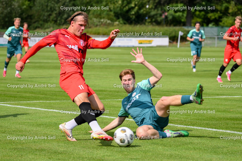 PSV Neumünster vs FC KIlia Kiel | Meiko Werner (PSV #15) vs Kevin Kortum (Kilia #11) / Fußball-Oberliga Männer 2026/2027 / PSV Neumünster vs FC KIlia Kiel / PSV Stadion Platz A / Neumünster / 29.08.26 - Realisiert mit Pictrs.com