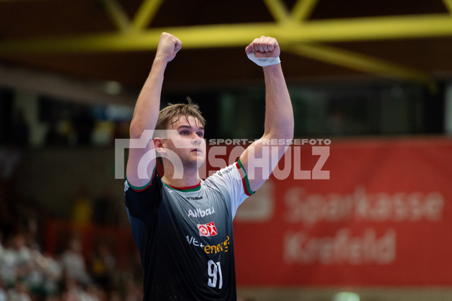 20250920schulz286 | 20.09.2025 Handball: 2. Bundesliga 4. Spieltag HSG Krefeld - TUSEM Essen, Glockenspitzhalle, Alexander Schoss (TUSEM Essen,No.91) streckt die Fäuste zum Jubel in die Luft - Realisiert mit Pictrs.com
