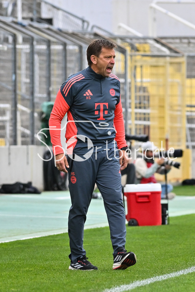 FC Bayern Amateure - FC Würzburger Kickers | im Bild Holger SEITZ Cheftrainer FC Bayern München II / Einzelfoto / Freisteller / Regionalliga Bayern: FC Bayern Amateure - FC Würzburger Kickers; Grünwalder Stadion am 27.09.2025