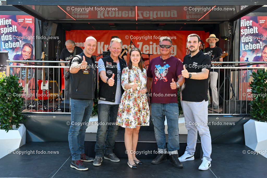 Linz_ Harley Davidson Charity_ 15.08.2023-33 | 15.08.2023, Linz, AUT, Harley Davidson Charity 2023 Hauptplatz Linz, im Bild Krone Event Trailer, Martin Hajart (VP, Vize-Bgm. der Stadt Linz), Hans Frisch (Harley Davidson Upper Austria Chapter), Lisa Sigl, 
Didi Baier (Praesident Harley Davidson), Roman Lang (Krone Event Management)
