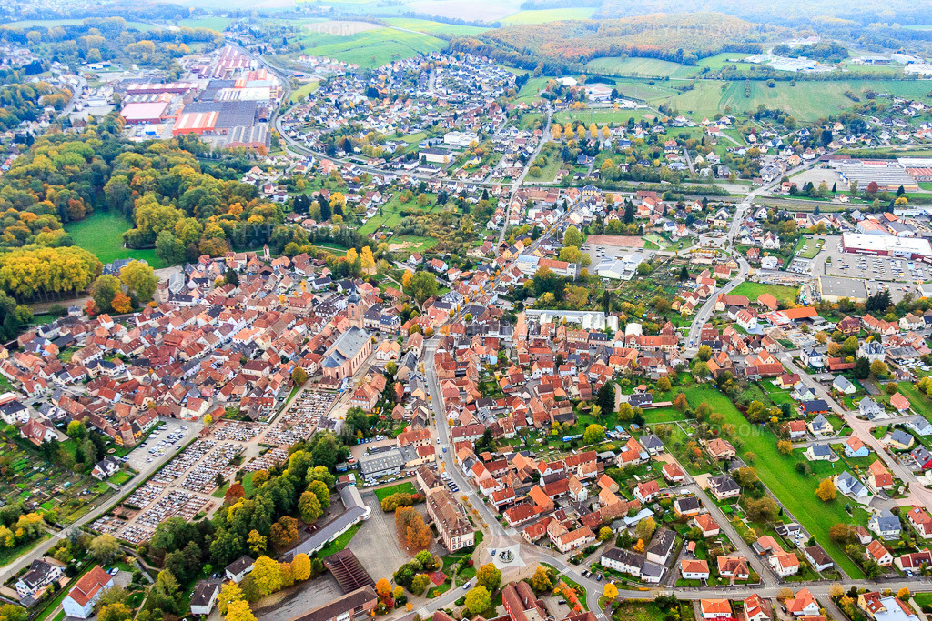 Aerial view: Overview of locations from the north, including Ecoles Centre in Reichshoffen in the state Bas-Rhin, France. – Photo: IMG_084862.jpg taken on 10/24/2015 by Werner Riehm/FLY-FOTO.com – Resolution of the original: 4813 x 3209 px – Les écoles maternelles et élémentaires de Reichshoffen - Nehwiller