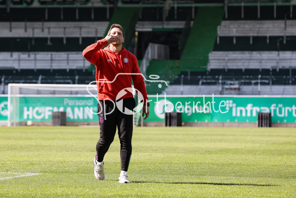 SpVgg Greuther Fürth II - FC Bayern Amateure | FC Bayern Amateure Trainer Holger SEITZ bedankt sich bei den mitgereisten Fans nach dem Auswaertssieg in Fuerth / kuesschen fuer die Fans