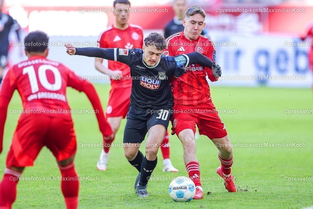 Due01022501010 | 01.02.2025, Fußball, Fortuna Düsseldorf - SSV Ulm 1846, 2.. Fußball Bundesliga, 20. Spieltag, Merkur Spiel-Arena, Saison 2024 2025: Maurice Krattenmacher (SSV Ulm #30) im Zweikampf gegen Isak Johannesson (Fortuna Düsseldorf #8)DFB regulations prohibit any use of photographs as image sequences and or quasi-video.