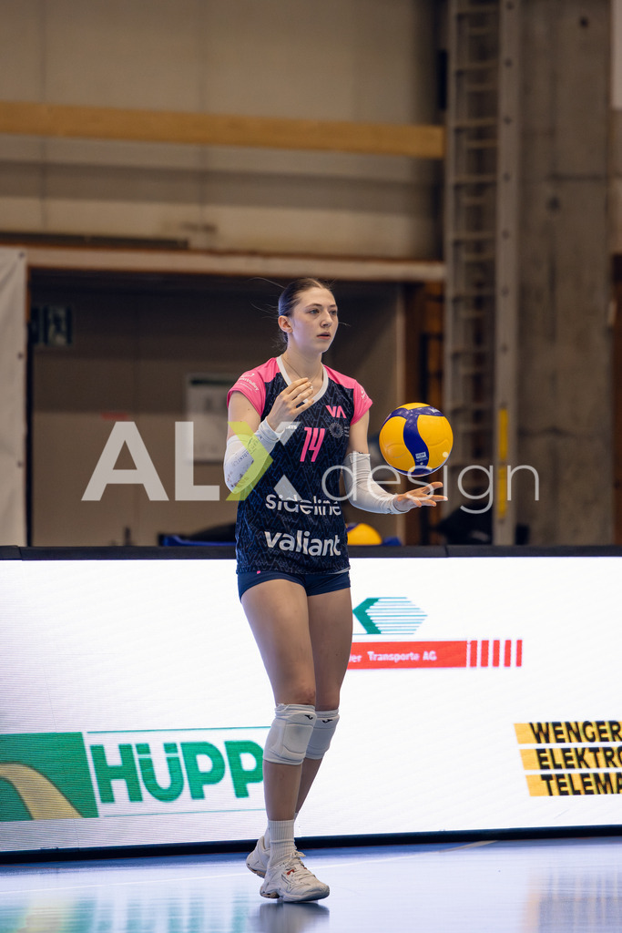 Volleyball I Frauen I Saison 2025-2026 I Volleyball NLA | Women I Round 14 I VC Kanti Schaffhausen - NLZ Volleyball Academy Zürich I 16.01.2026 | NLZ Volleyball Academy Zürich - 14 Julie Hänni (CH) – Zuspiel - Realisiert mit Pictrs.com