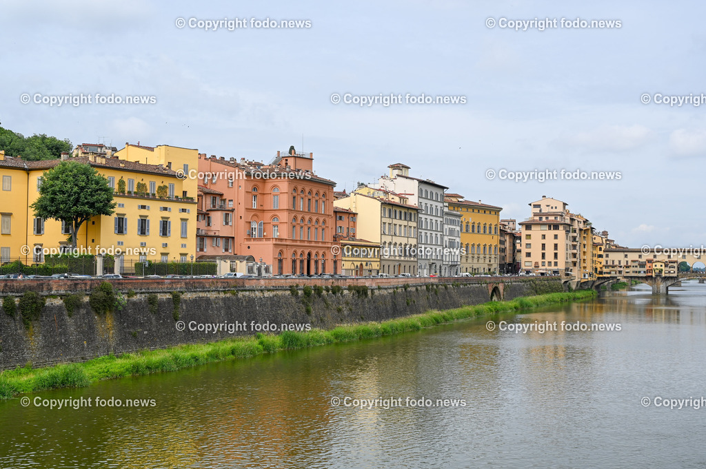 Italien_ Toscana_ Florenz_ 30.05.2024-312 | 30.05.2024, Italien, ITA, Toskana, Florenz im Bild Stadtansichten, Gebäude, Architektur, Touristen, Historisch, Souvenir, Altstadt, Museum, Statuen, Skulpturen, Piazza della Signoria, Statue David, Palazzo Vecchio, Neptunbrunnen, Piazza della Repubblica, Ponte Vecchio, Brücke, Uffizien, Kathedrale Santa Maria del Fiore, Arno, Fluß


Florenz, Firenze, ist eine italienische Großstadt. Nach Einwohnern ist sie die achtgrößte Stadt Italiens. Florenz ist die Hauptstadt sowie größte Stadt der Region Toskana und der Metropolitanstadt Florenz, in der etwa eine Million Menschen leben. Florenz ist für seine Geschichte berühmt. Leonardo da Vinci verbrachte große Teile seiner Jugend in Florenz, Michelangelo fand Unterschlupf in der Kirche der Medici, Galileo Galilei wohnte als Hofmathematiker in den Palästen der Medici. Von 1865 bis 1871 war die Stadt die Hauptstadt des neu gegründeten Königreichs Italien. Das historische Zentrum von Florenz zieht Jahr für Jahr Millionen von Touristen an. Die historische Innenstadt wurde von der UNESCO im Jahre 1982 zum Weltkulturerbe erklärt. 
Quelle: Wikipedia
