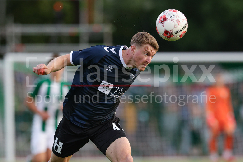Fussball, Regionalliga Nord, SV Werder Bremen II - VfB Oldenburg | Leon Deichmann (VfB Oldenburg, 4) beim Kopfball, Aktion, Action, Spielszene, Portrait, Nahaufnahme, Einzelfoto, Einzelbild