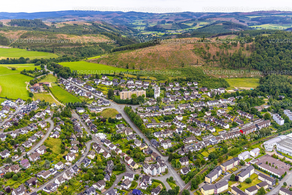 BadBerleburg240710223 | Luftbild, Hochhäuser und Wohnsiedlung an der Brandenburger Straße, Waldgebiet mit Waldschäden und Fernsicht, Bad Berleburg, Wittgensteiner Land, Nordrhein-Westfalen, Deutschland