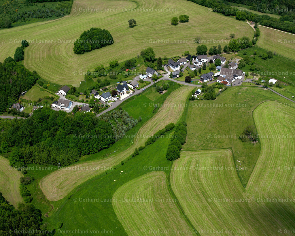 2632079 | WIEBELSAAT 25.08.2016 Landwirtschaftliche Nutzflächen und Feldgrenzen  umsäumen das Siedlungsgebiet des Dorfes in Wiebelsaat im Bundesland Nordrhein-Westfalen, Deutschland // Agricultural land and field boundaries surround the settlement area of the village  in Wiebelsaat in the state North Rhine-Westphalia, Germany Foto: Gerhard Launer