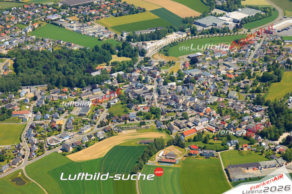 Die Luftaufnahme der Stadt Konradsreuth wurde vom UL-Flugzeug heraus erstellt ( keine Drohne )- hohe Auflösung für beste Qualität