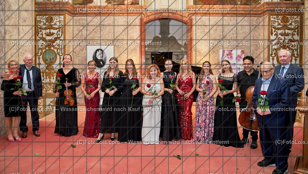 ALS7954_XXXX-Chopin-Festival_Rose fuer die Kuenstler | (C)FotoLois.com, Alois Spandl. XXXX. Chopin-Festival in der Kartause Gaming, 'NOCTURNO' - nächtliches Konzert bei Kerzenlicht in der Barockbibliothek, Sa 17. August 2024.