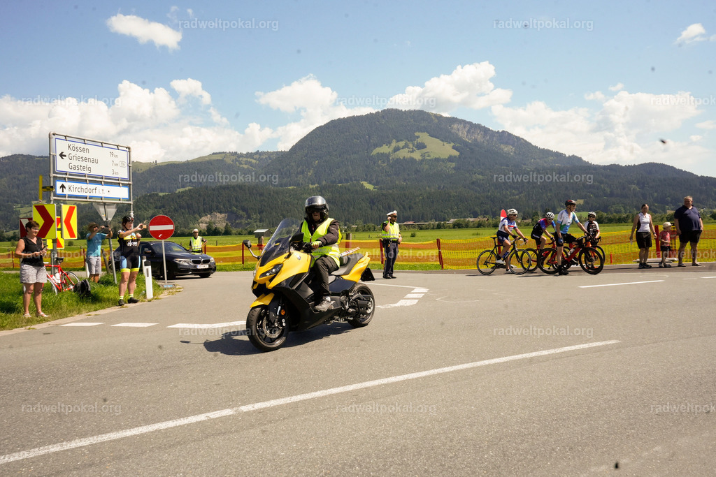 241_20230817_Bewerb_Maenner_Muehlanger | AUT - OESTERREICH, 2023-08-16: SPORT RENNRAD-FAHREN - 55. INTERNATIONALER RADWELTPOKAL IN ST. JOHANN IN TIROL  - Vintage-Radrennen mit WM-Bronze-Medaillen-Siegerin Christina Schweinberger, den Teilnehmer und Alexander Baumann (vom Orginastions-Team) - TAG 2 BEWERB MAENNER IN SECHS GRUPPEN  ; Foto: Roland Muehlanger
