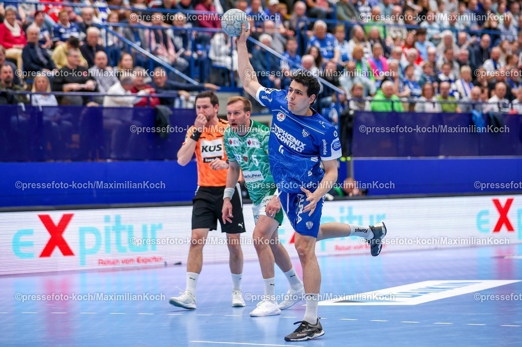 xkwix12042602020 | 2026.04.12, xkwix, Handball, HBL, TBV Lemgo Lippe -  Füchse Berlin, PHOENIX CONTACT arena, 28.Spieltag, Saison 2025 / 2026: Samuel Zehnder (TBV Lemgo Lippe #4) beim Strafwurf DFB regulations prohibit any use of photographs as image sequences and or quasi-video. Photo: xKamilxWilkowskixPressefotoKochx