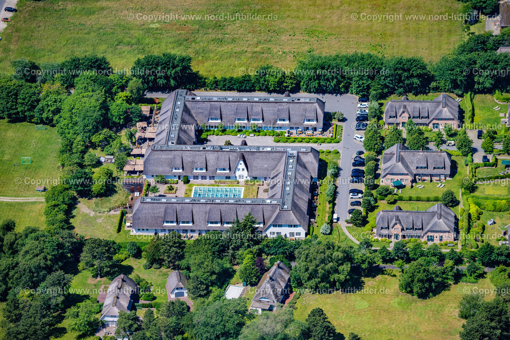 Sylt_Keitum_Severins_Resort_Spa_ELS_0025210625 | KEITUM 13.08.2025 Gebäudekomplex der Hotelanlage " Severins Hotel und Spa " in Keitum auf der Insel Sylt im Bundesland Schleswig-Holstein, Deutschland. Weiterführende Informationen bei: Severin's Resort & Spa. // Complex of the hotel building " Severins Hotel and Spa " in Keitum at the island Sylt in the state Schleswig-Holstein, Germany. Further information at: Severin's Resort & Spa. Foto: Martin Elsen