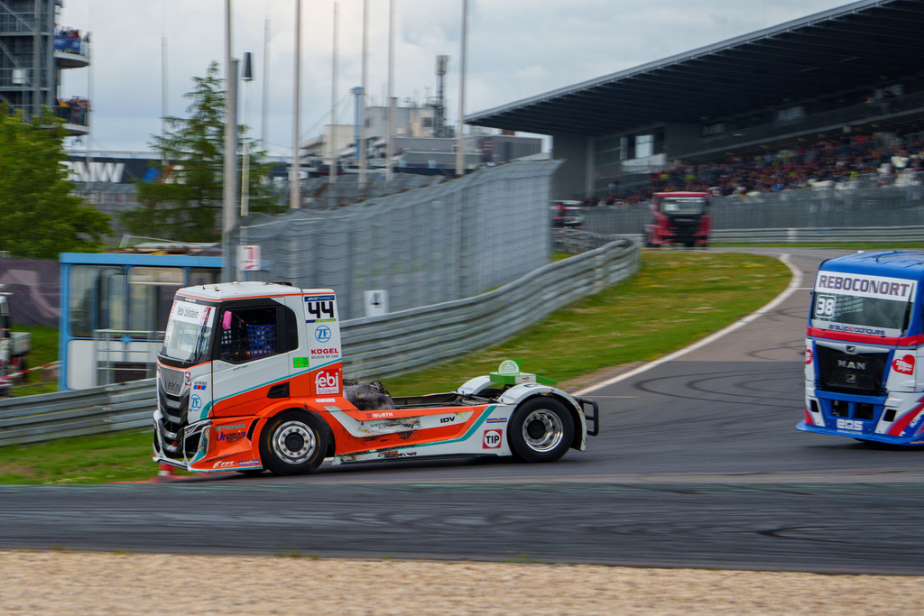 A7406875 | 13.07.2024 Goodyear FIA European Truck Racing Championship (ETRC) NürburgringBild: #44 Steffi Halm in Führung liegend Einfahrt Castrol-S, konnte sich erst ein wenig absetzten. - Realisiert mit Pictrs.com