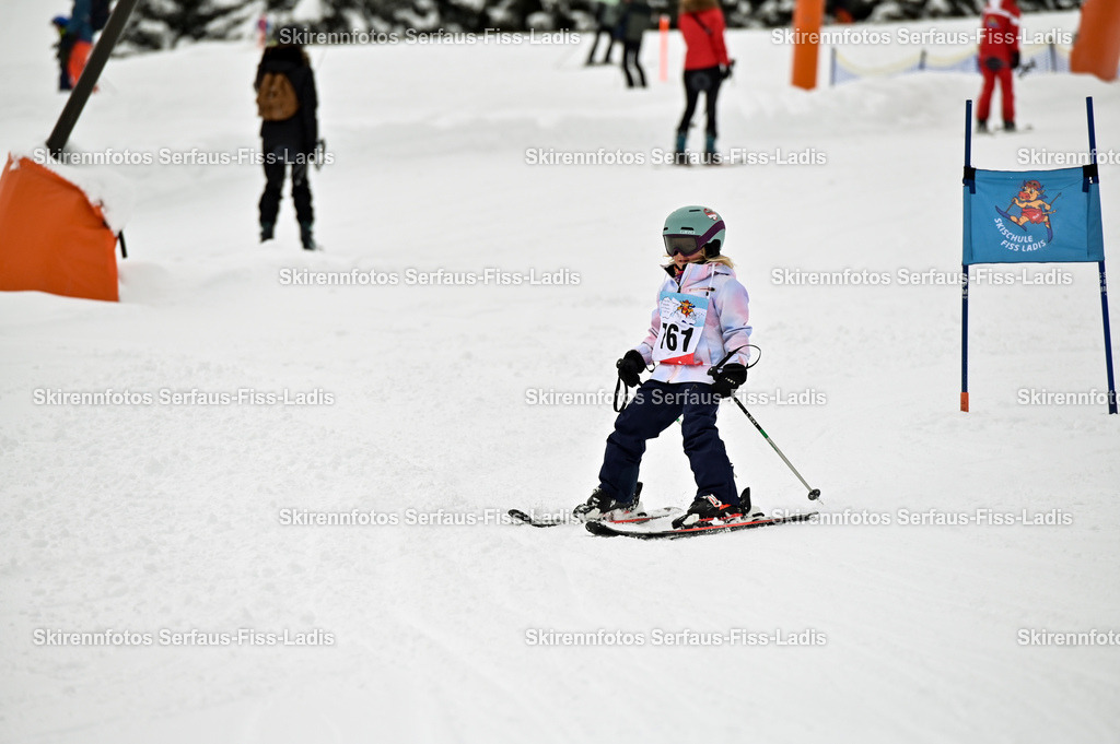 SRF_20.02.2026_0890 | Skirennfotos,Serfaus,Fiss,Ladis,Kinderskirennen,Winter,Tirol,Oberland,skirace,SFL,feelfree,weil wir's genießen,ski,Ski,skifahren,Sonnenplateau, - Realisiert mit Pictrs.com