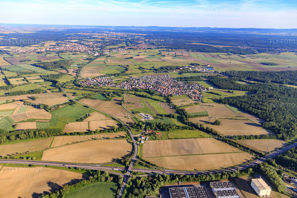 Luftbild: Ortsansicht von Südosten in Rohrwiller im Bundesland Bas-Rhin in Frankreich. – Foto: IMG_115001.jpg vom 01.06.2019 durch Werner Riehm/FLY-FOTO.de – Auflösung des Originals: 5472 x 3648 px