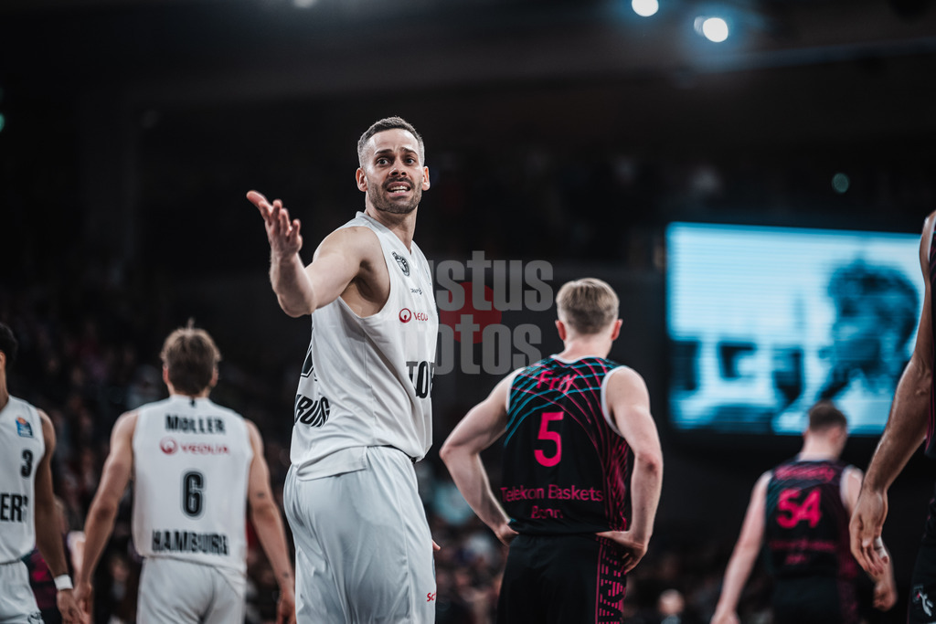 Basketball | Männer | Saison 2023/2024 | easyCredit Basketball Bundesliga | Veolia Towers Hamburg vs. Telekom Baskets Bonn | 03.02.2024 | Jonas 'WoBo' Wohlfarth-Bottermann (#18, Hamburg Towers) nicht einverstanden mit dem Pfiff des Schiedsrichters