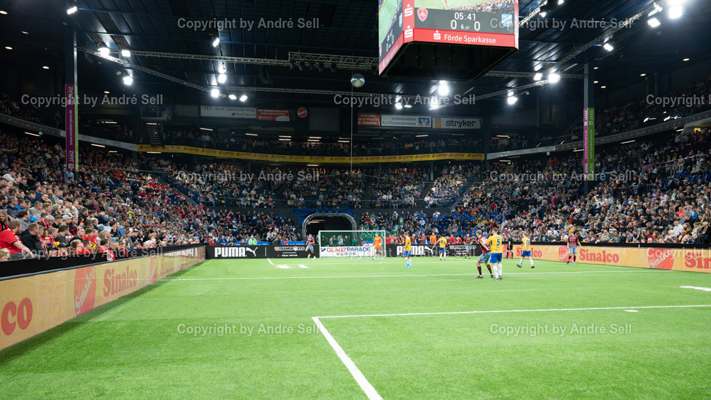 SHFV Lotto Masters 2024 | 20240113_5188, 13.01.2024, SHFV Lotto Masters 2024, Gruppe A, SC Weiche Flensburg 08 (rot) vs. SV Todesfelde (gelb), Übersichtsbild - Realisiert mit Pictrs.com