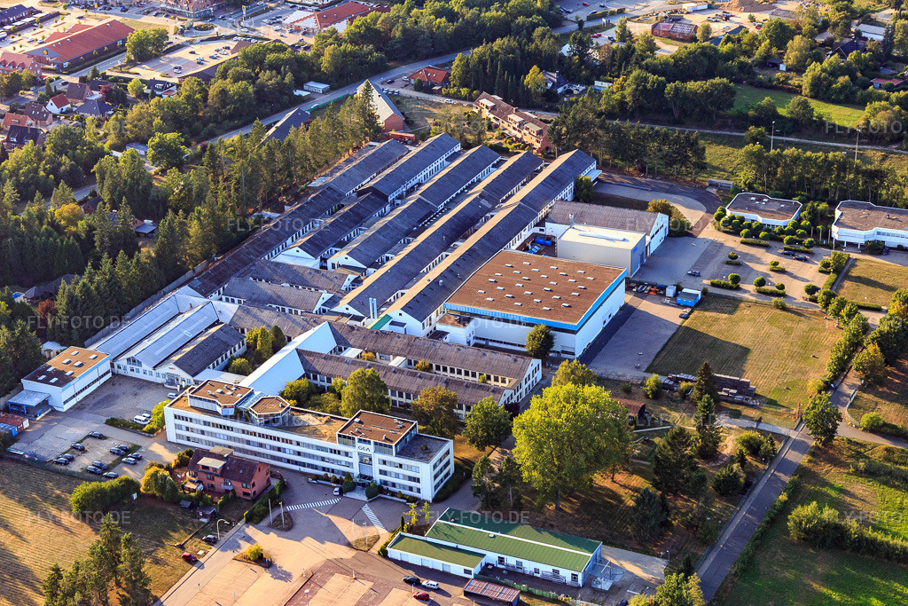 Luftbild: Industriegebiet Abeltwiete mit ABEL GmbH, GEA Tuchenhagen GmbH und HeCoTech Gbr in Büchen im Bundesland Schleswig-Holstein in Deutschland. – Foto: IMG_110485.jpg vom 21.08.2018 durch Werner Riehm/FLY-FOTO.de – Auflösung des Originals: 5472 x 3648 px – Herstellung und Entwicklung von Membranpumpen: Abel GmbH – GEA - engineering for a better world