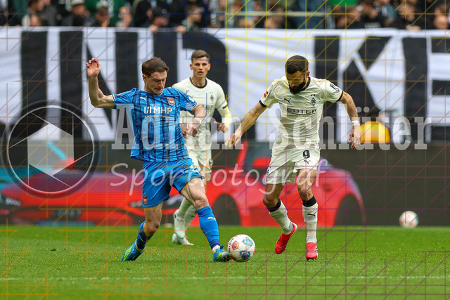 04.04.2026, GER, Fussball, Herren, 1. BL, Saison 2025/2026, Borussia Mönchengladbach - 1. FC Heidenheim | Budu Zivzivadze (Heidenheim) und Franck Honorat (Borussia Mönchengladbach) im Kampf um den Ball 