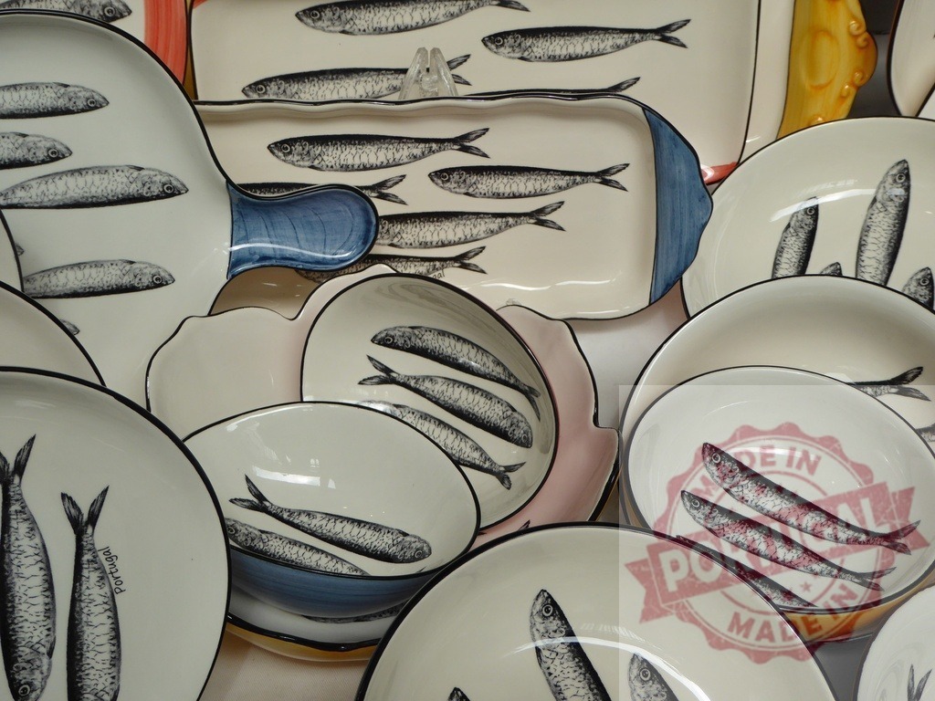 Portuguese sardine ceramic pottery collection with fish design | Displaying hand-painted porcelain dishes featuring traditional sardine artwork - Realisiert mit Pictrs.com
